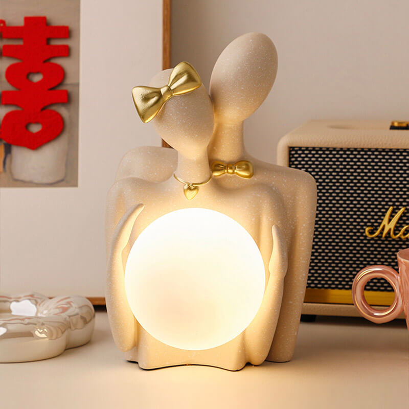 Couple tenant des ornements de lampe de lune