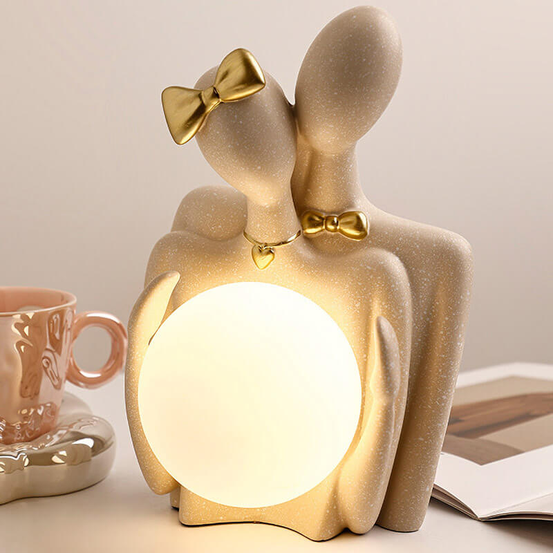Couple tenant des ornements de lampe de lune