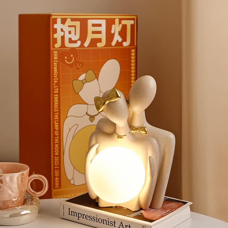 Couple tenant des ornements de lampe de lune