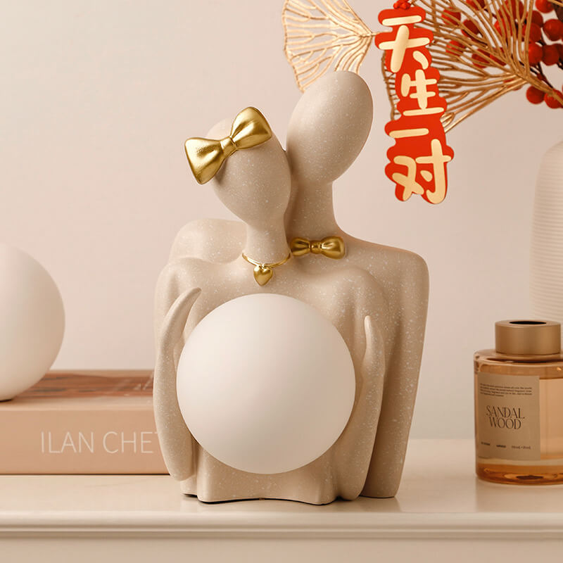 Couple tenant des ornements de lampe de lune