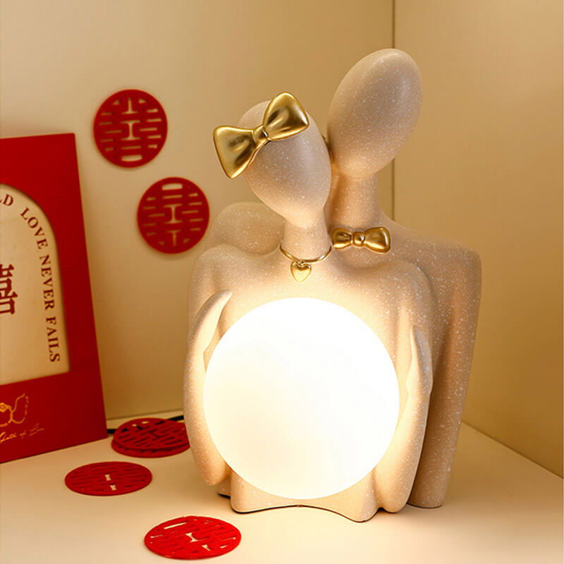 Couple tenant des ornements de lampe de lune