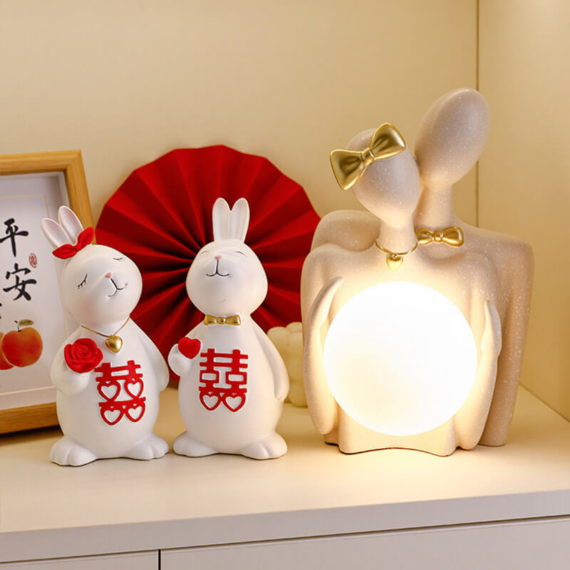 Couple tenant des ornements de lampe de lune