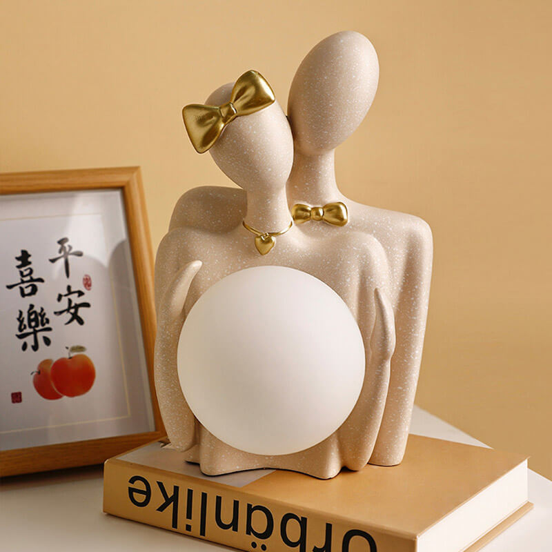 Couple tenant des ornements de lampe de lune