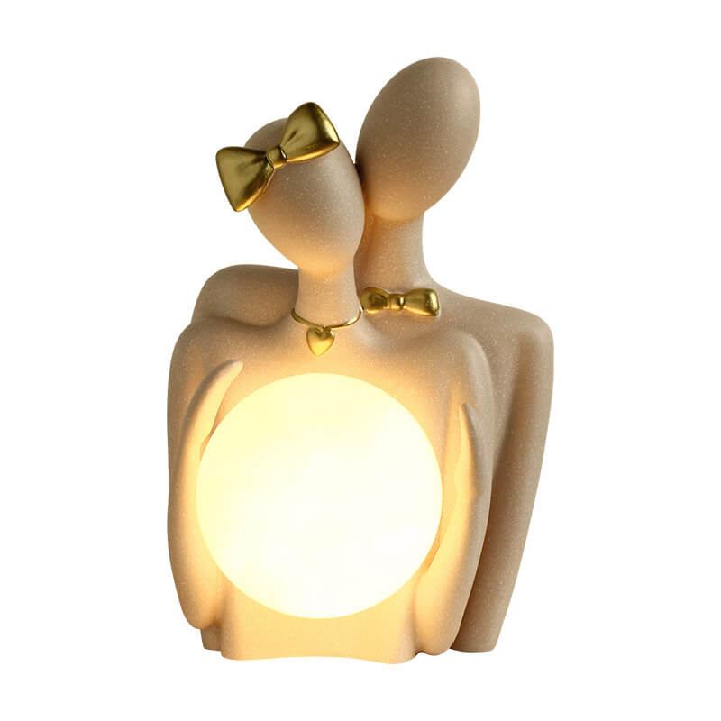 Couple tenant des ornements de lampe de lune