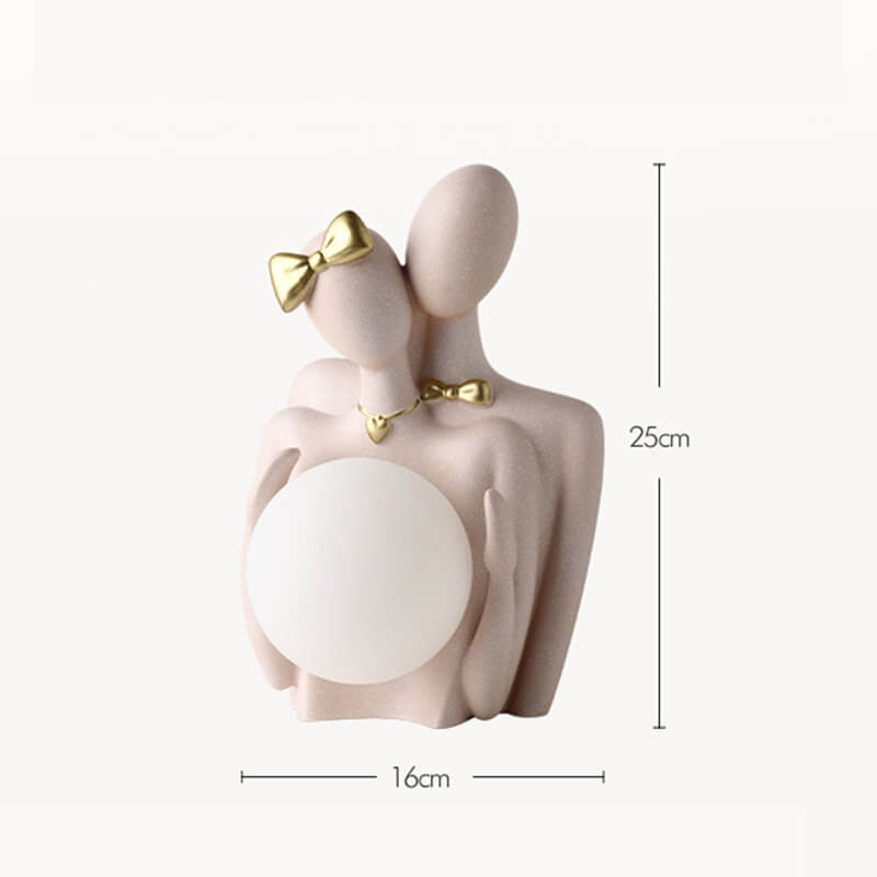 Couple tenant des ornements de lampe de lune