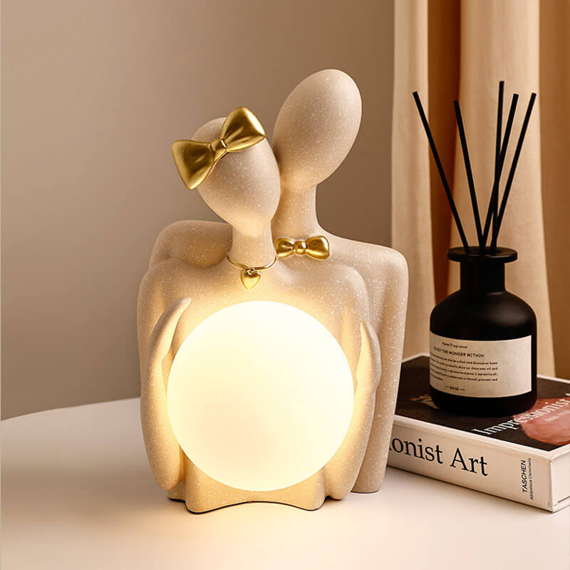 Couple tenant des ornements de lampe de lune