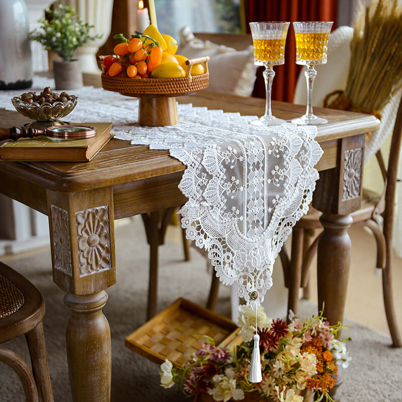 Chemin de table en macramé creux brodé
