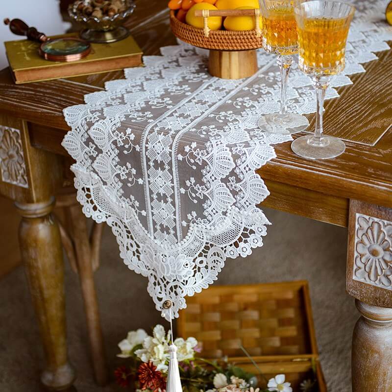 Chemin de table en macramé creux brodé