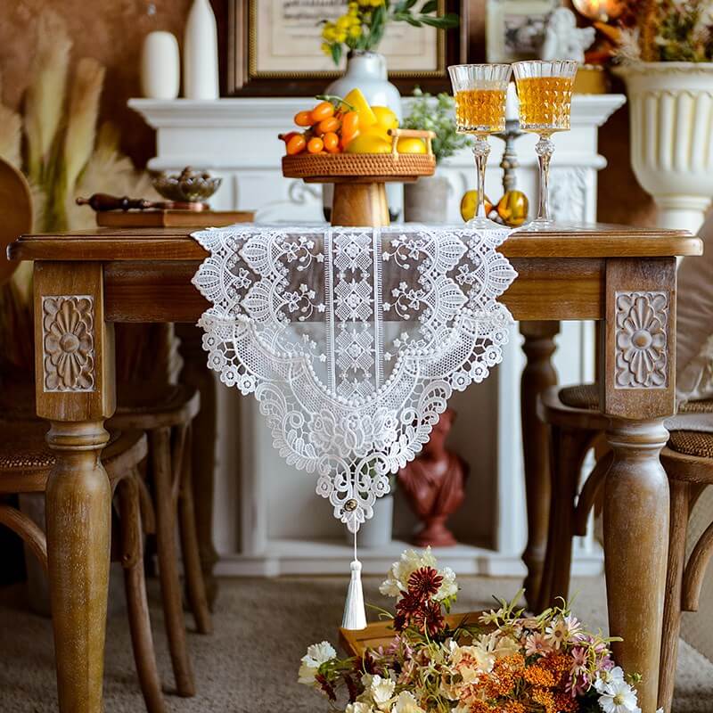 Chemin de table en macramé creux brodé