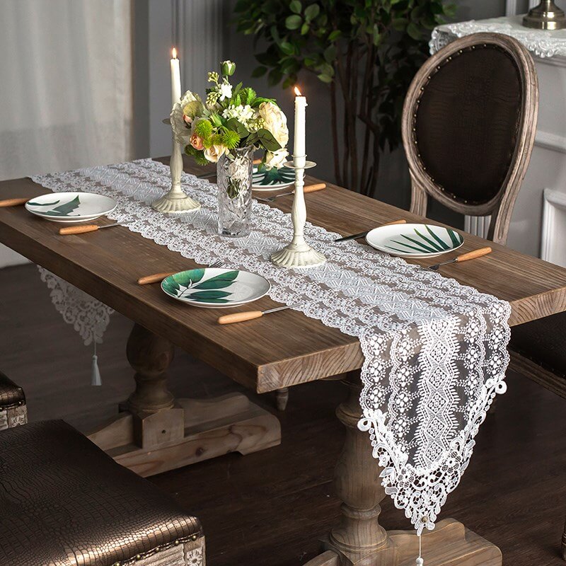 Chemin de table en macramé creux brodé