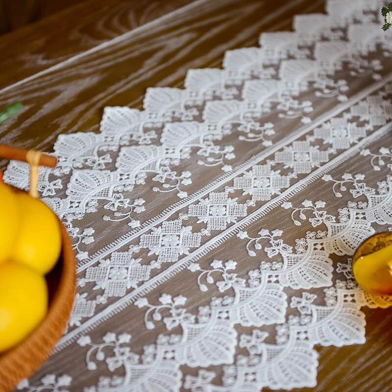 Chemin de table en macramé creux brodé