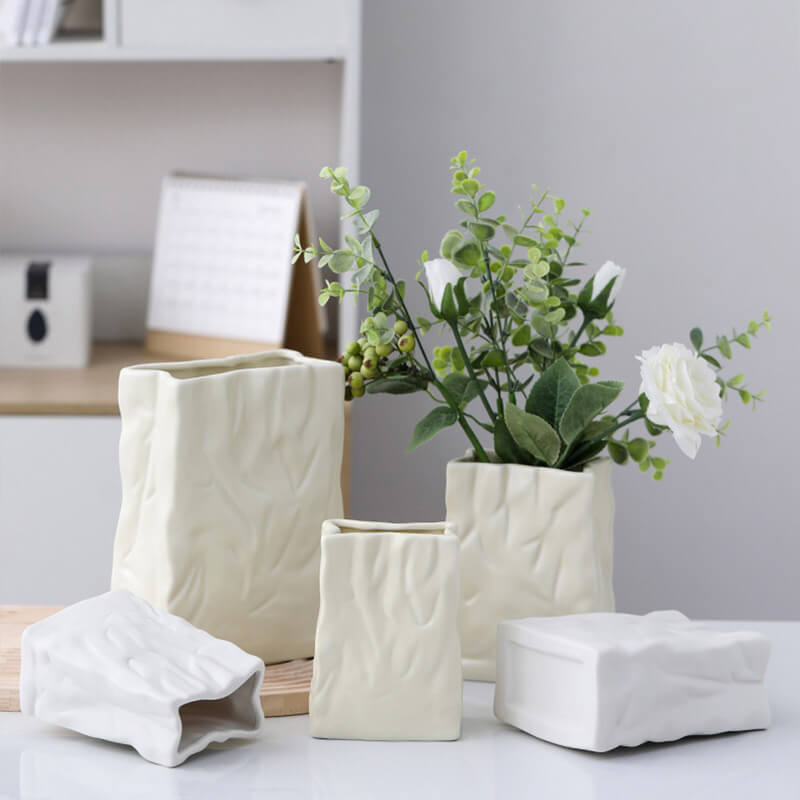 Vase en céramique en forme de sac en papier plissé