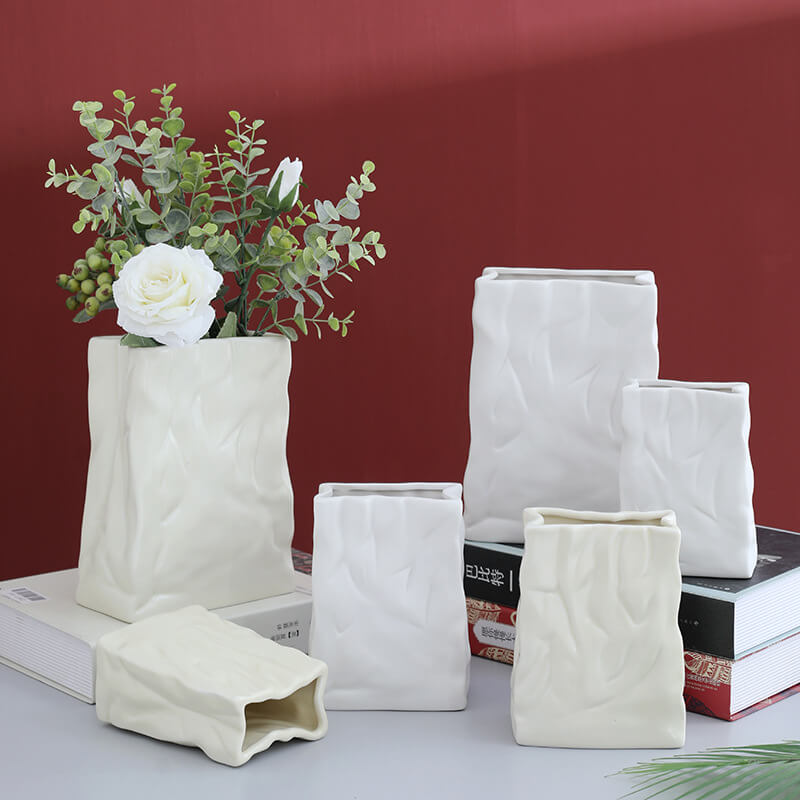 Vase en céramique en forme de sac en papier plissé