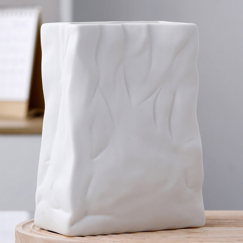 Vase en céramique en forme de sac en papier plissé