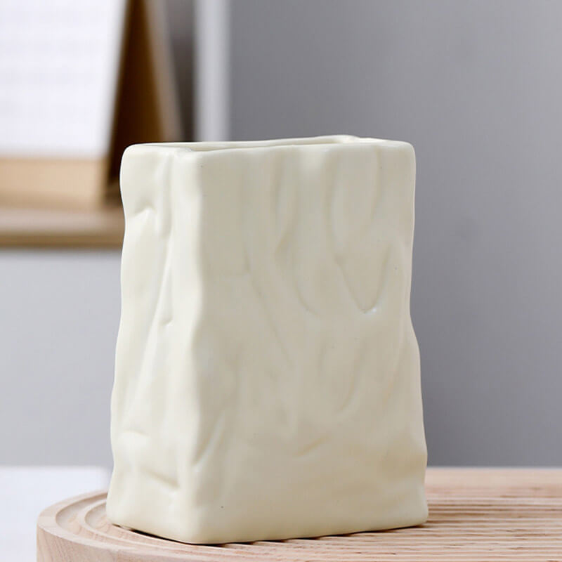 Vase en céramique en forme de sac en papier plissé