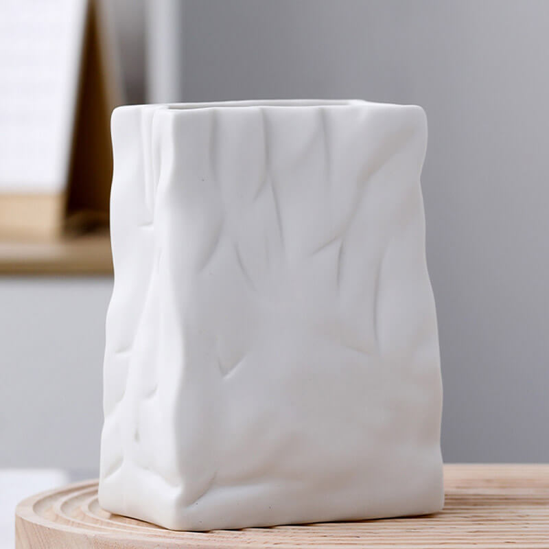 Vase en céramique en forme de sac en papier plissé