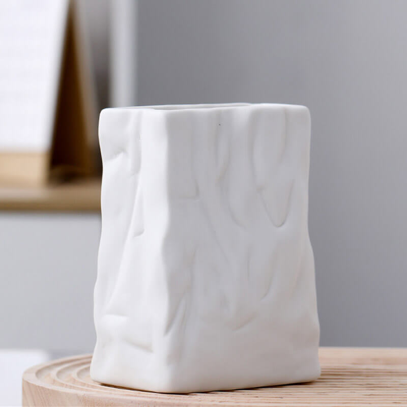 Vase en céramique en forme de sac en papier plissé