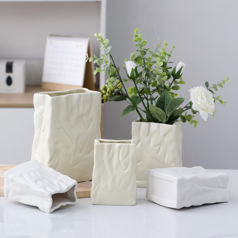 Vase en céramique en forme de sac en papier plissé