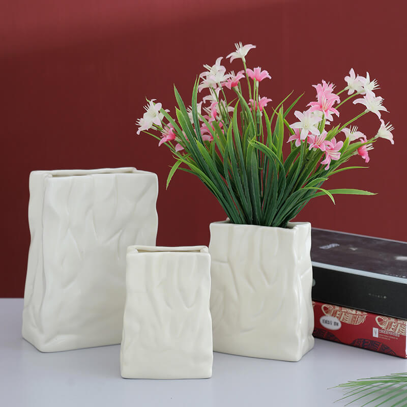 Vase en céramique en forme de sac en papier plissé