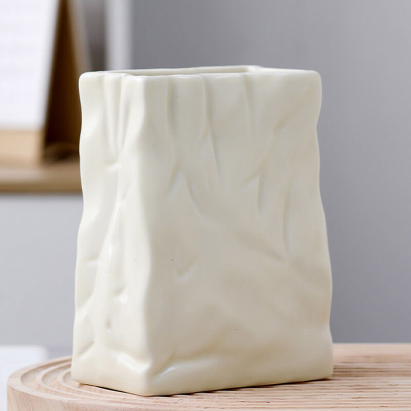 Vase en céramique en forme de sac en papier plissé
