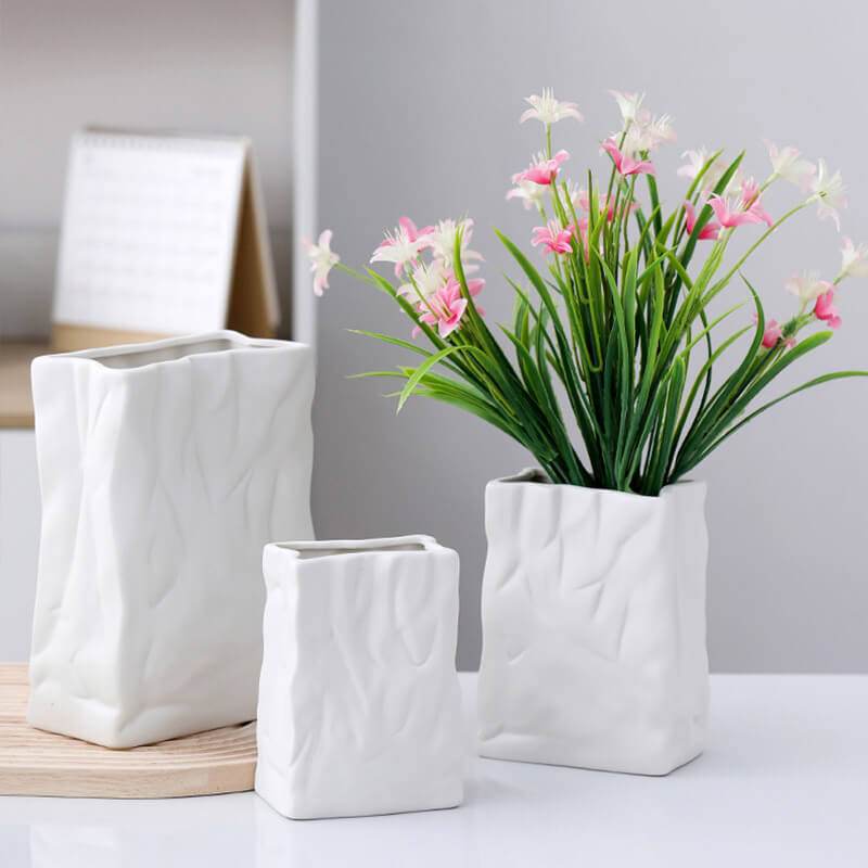 Vase en céramique en forme de sac en papier plissé