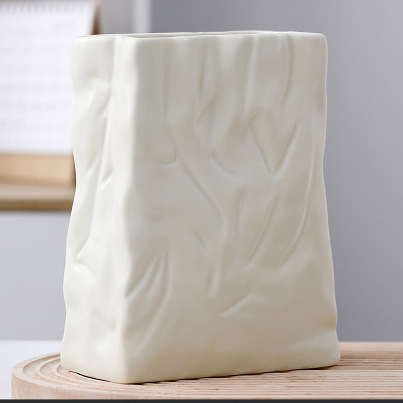 Vase en céramique en forme de sac en papier plissé