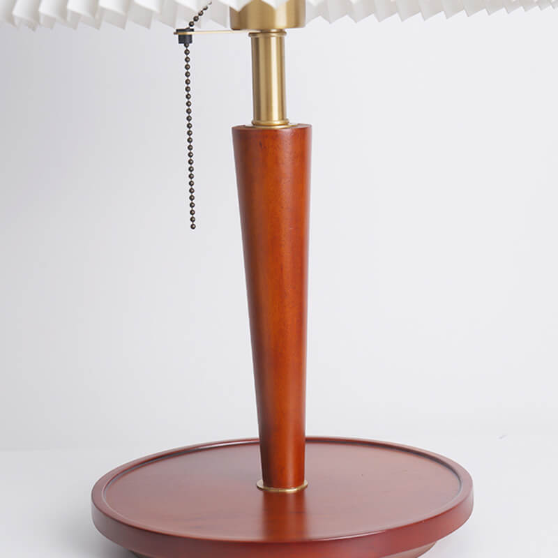 Plissierte Tischlampe aus Holz