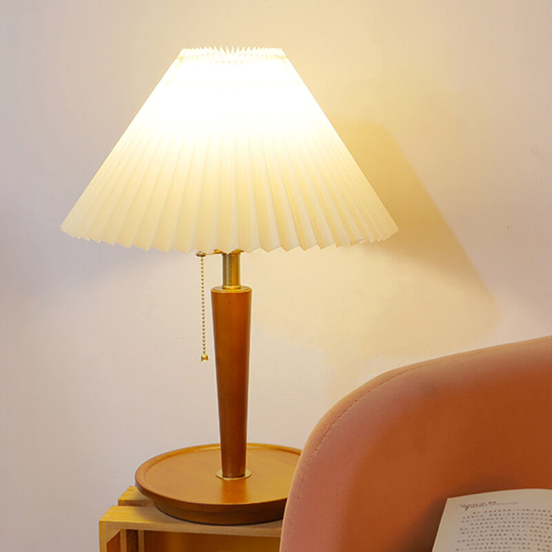Plissierte Tischlampe aus Holz