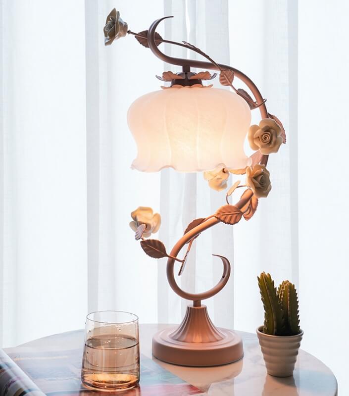 Romantische Blumentischlampen