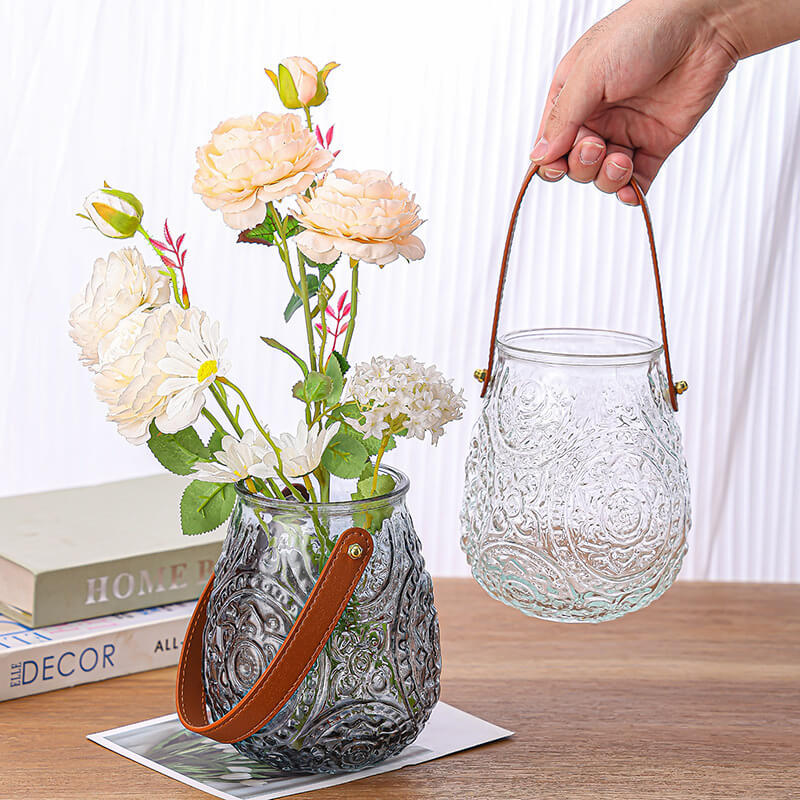 Vase en verre simple en relief