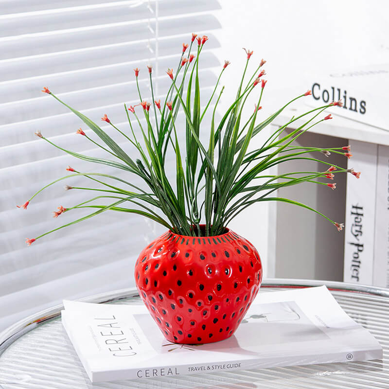 Vase en céramique à fraises