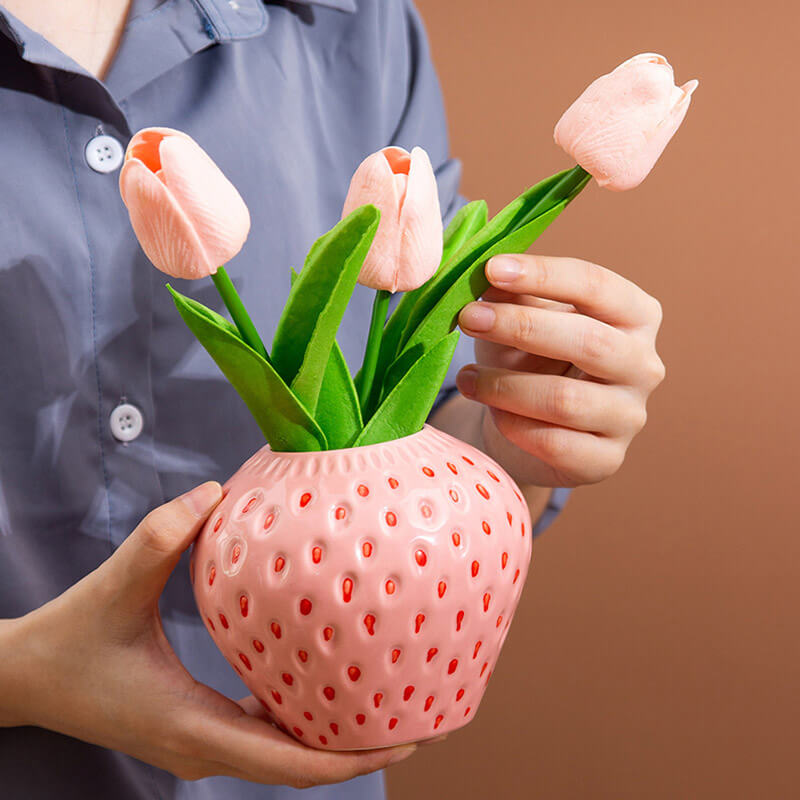 Vase en céramique à fraises