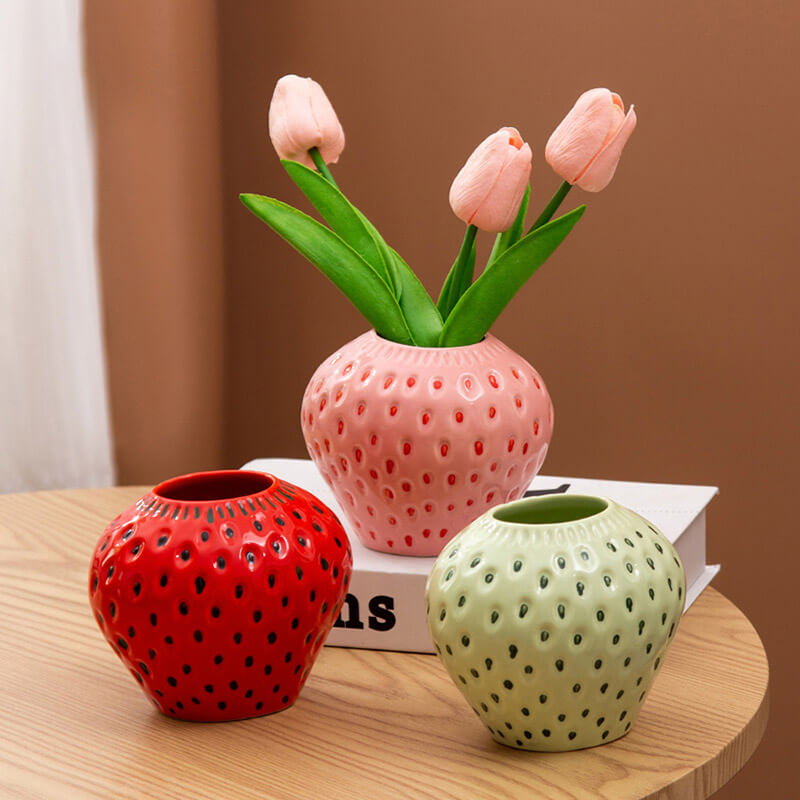 Vase en céramique à fraises
