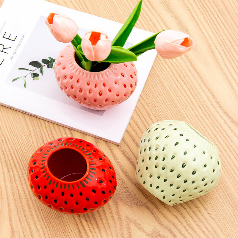 Vase en céramique à fraises