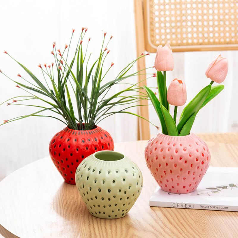Vase en céramique à fraises