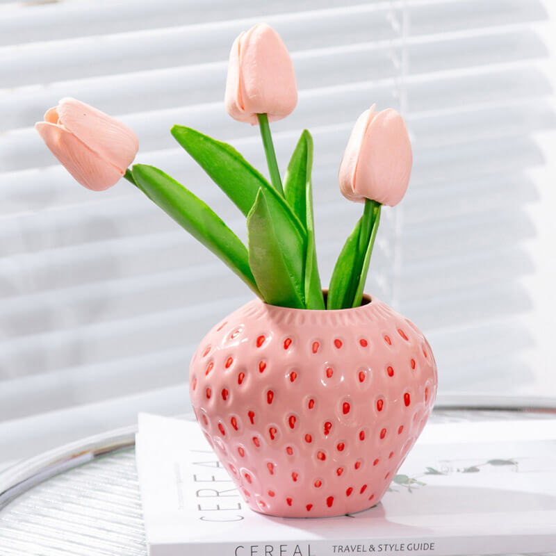 Vase en céramique à fraises