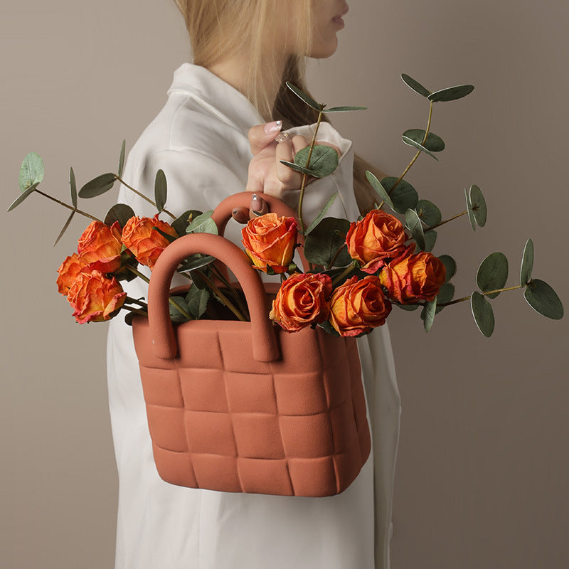 Vase en céramique en forme de sac tissé