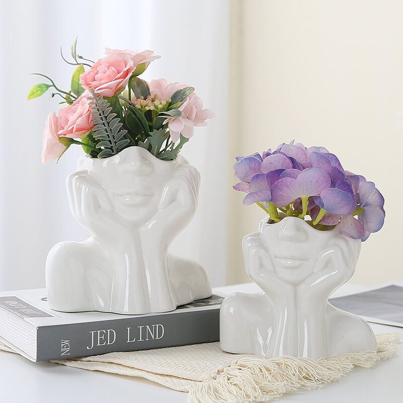 Vases en céramique représentant des portraits d'art