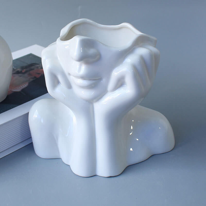 Vases en céramique représentant des portraits d'art