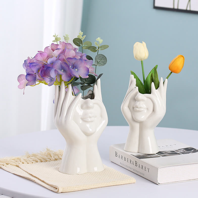Vases en céramique représentant des portraits d'art
