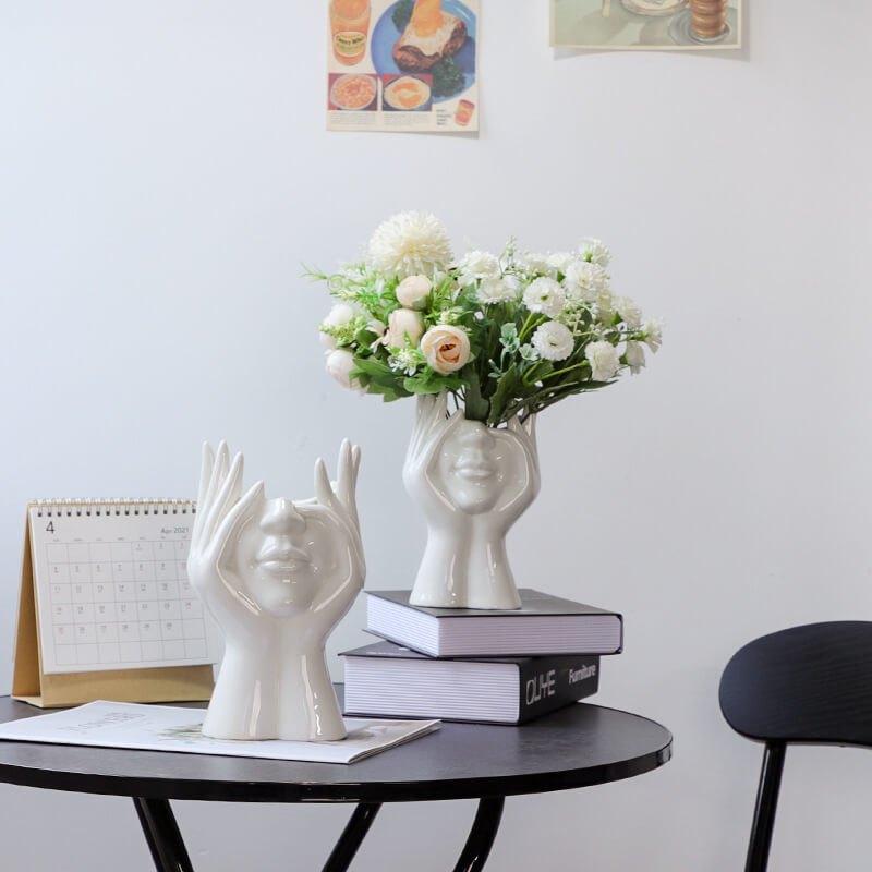 Vases en céramique représentant des portraits d'art
