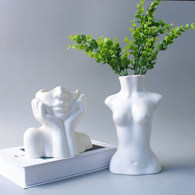 Vases en céramique représentant des portraits d'art