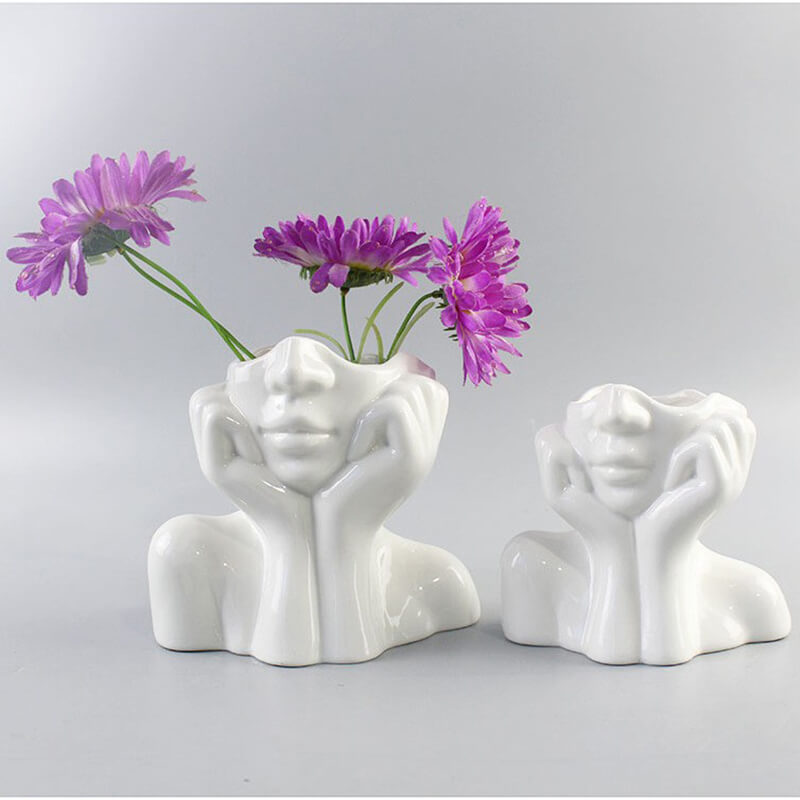 Vases en céramique représentant des portraits d'art