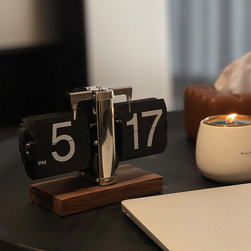 Horloge tournante en noyer
