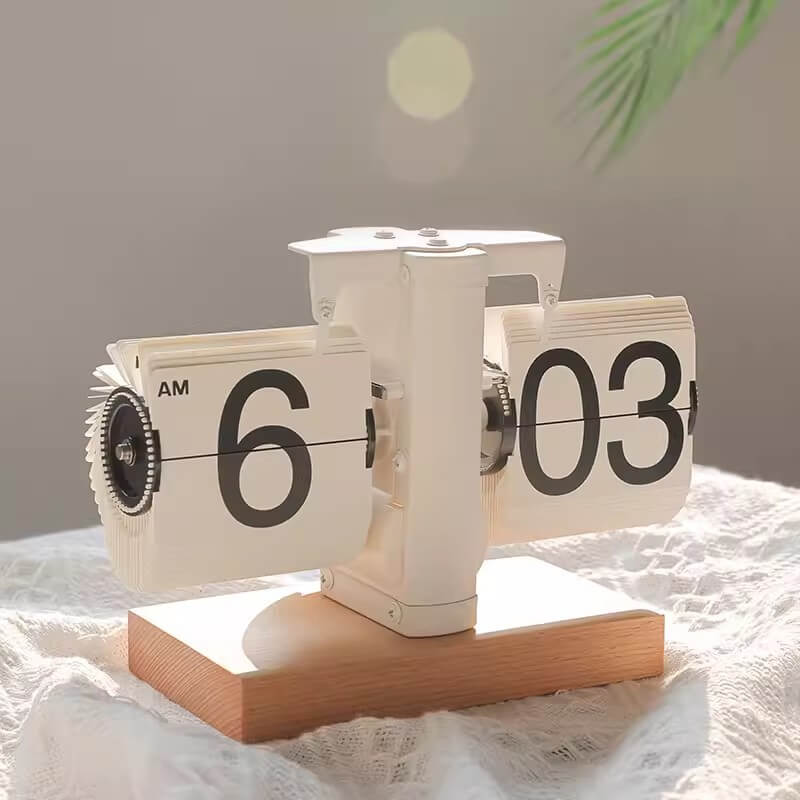Horloge tournante en noyer