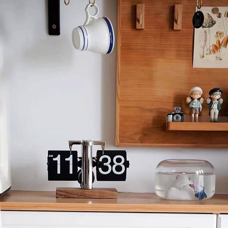 Horloge tournante en noyer