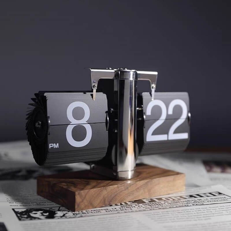 Horloge tournante en noyer