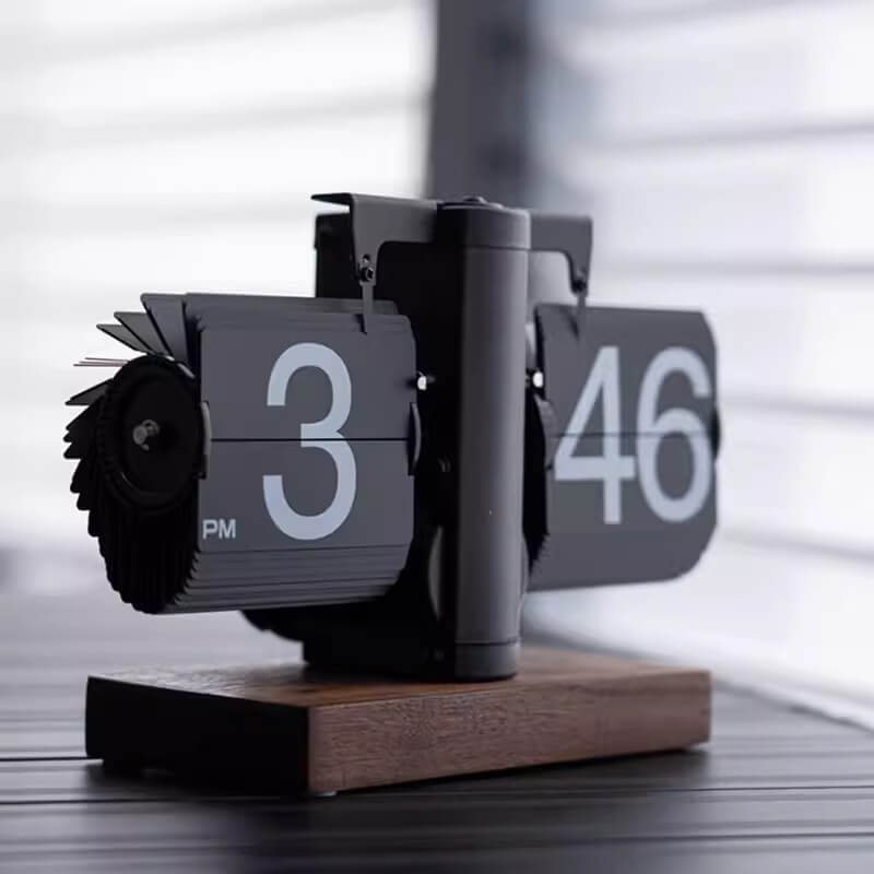 Horloge tournante en noyer