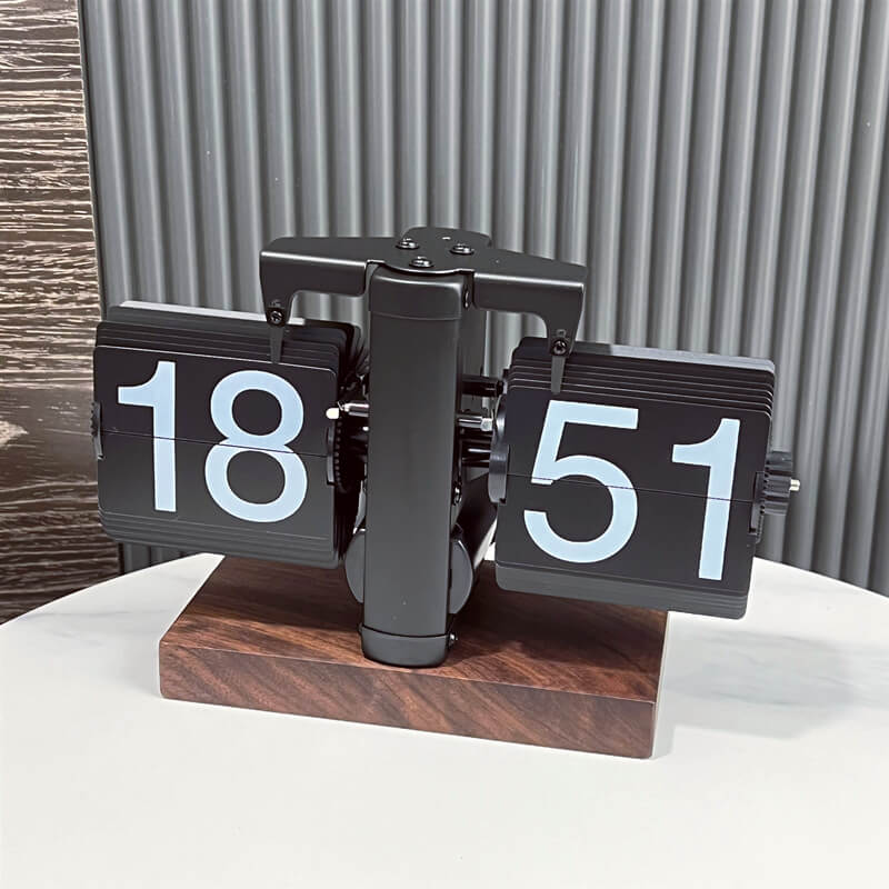 Horloge tournante en noyer