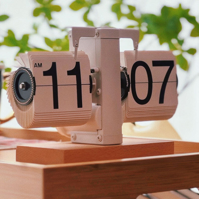 Horloge tournante en noyer